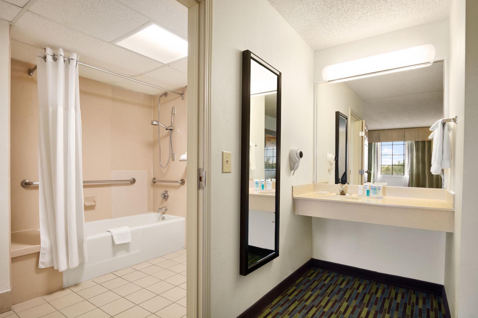 Hotel Wyndham Garden Wichita Downtown Exterior foto